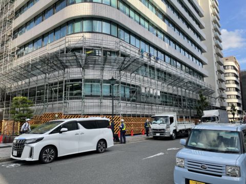 栄、足場工事、8日目とマンション足場解体、開始